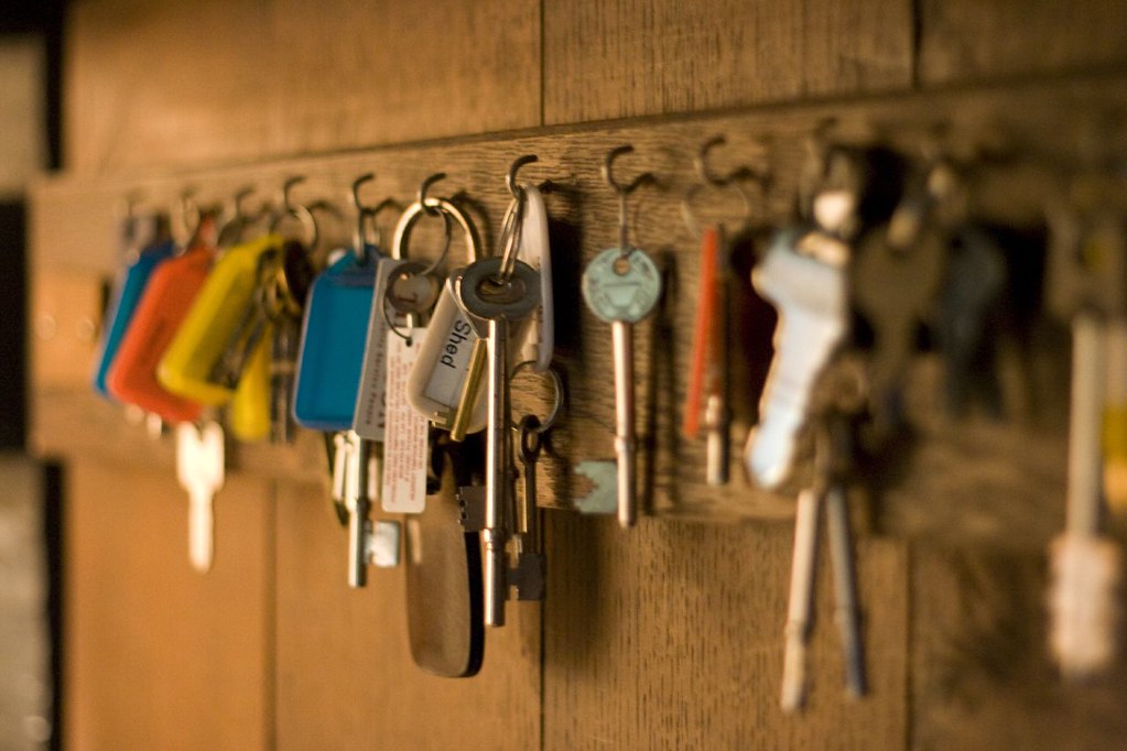 24 hour locksmith near me Jacksonville holding house and car keys for late-night service